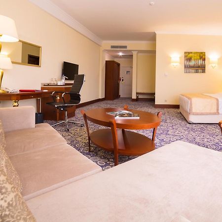 Hotel Ramada By Wyndham Almaty Extérieur photo