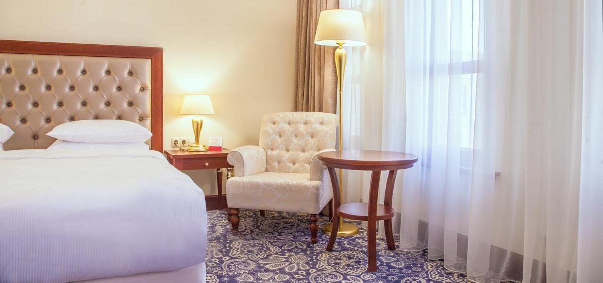 Hotel Ramada By Wyndham Almaty Extérieur photo