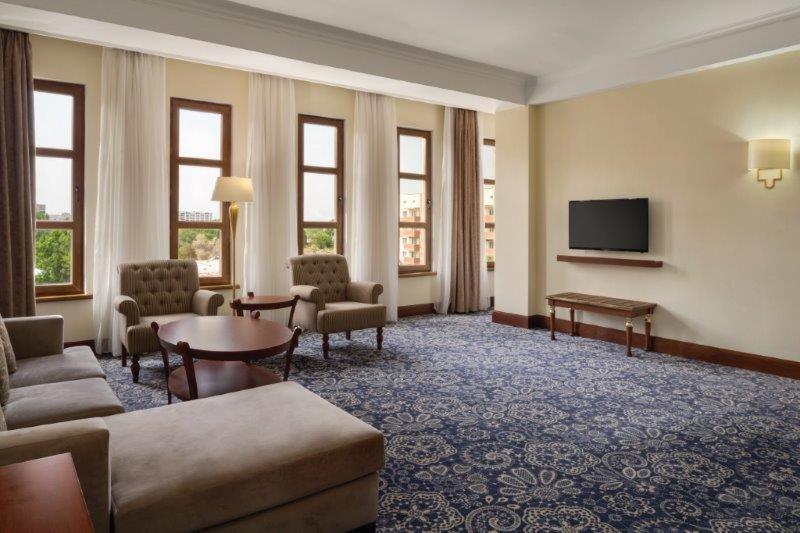 Hotel Ramada By Wyndham Almaty Extérieur photo