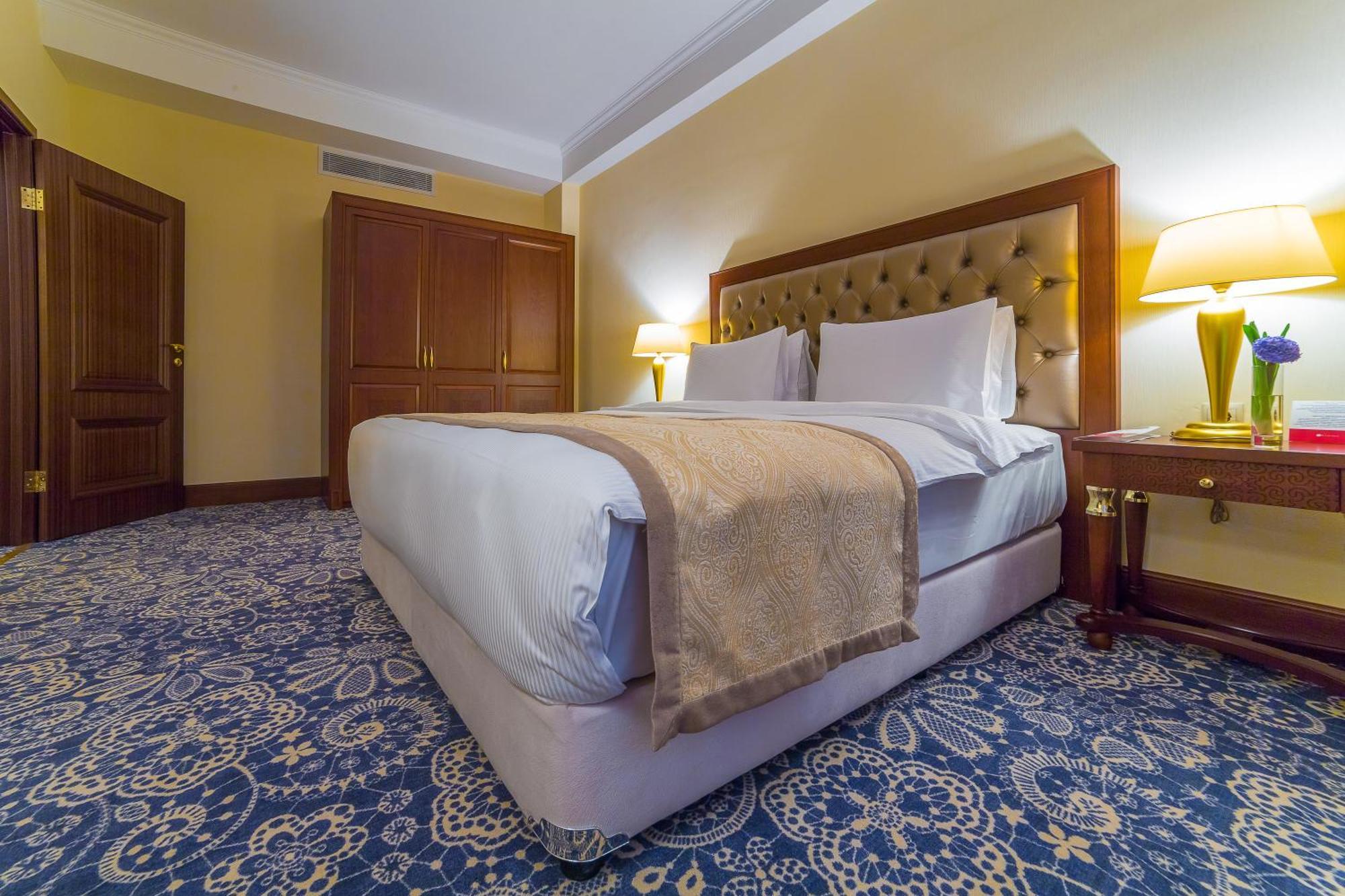 Hotel Ramada By Wyndham Almaty Extérieur photo